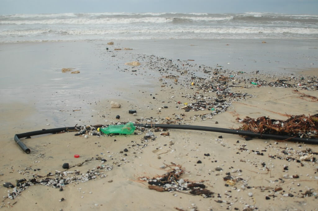 פסולת פלסטיק בחוף שדות ים. תצלום: ארבל לוי