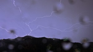 הר פלגרינו בסיציליה בשעת סופת ברקים וגשם. תצלום: gerlos