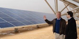 פאנלים סולאריים יסייעו בצמצום התלות בדלקי מאובנים. צילום: U.S. Embassy Tel Aviv, Flickr