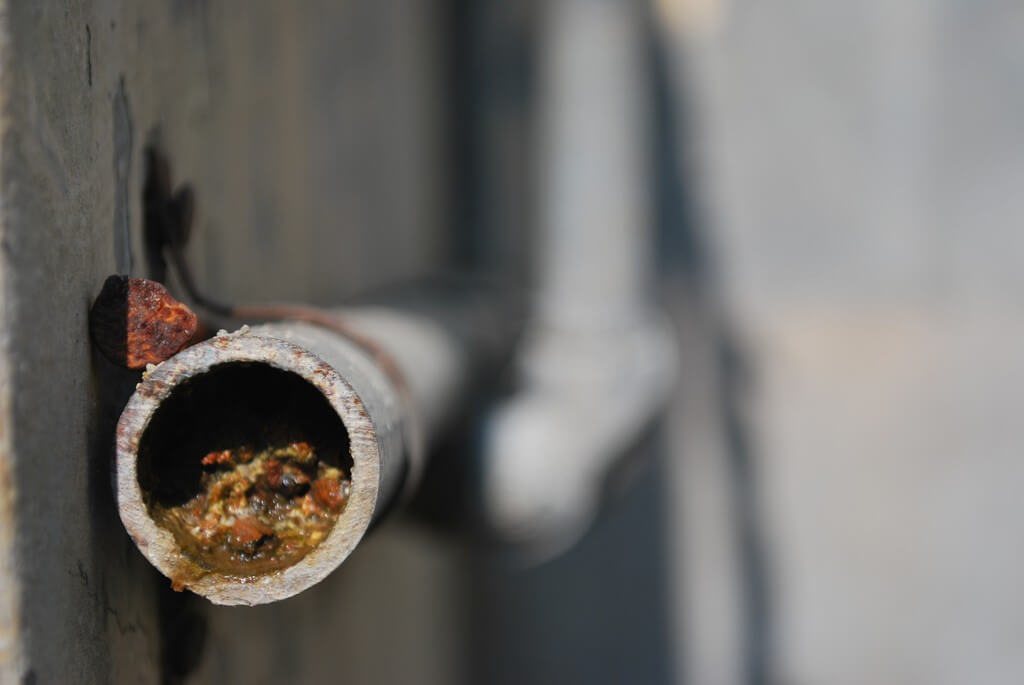 קורוזיה בצנרת. כאשר זורמים בצנרת מים ממקור חדש, חלקים משכבת החלודה מתמוססים. צילום: Harsha K R, Flickr