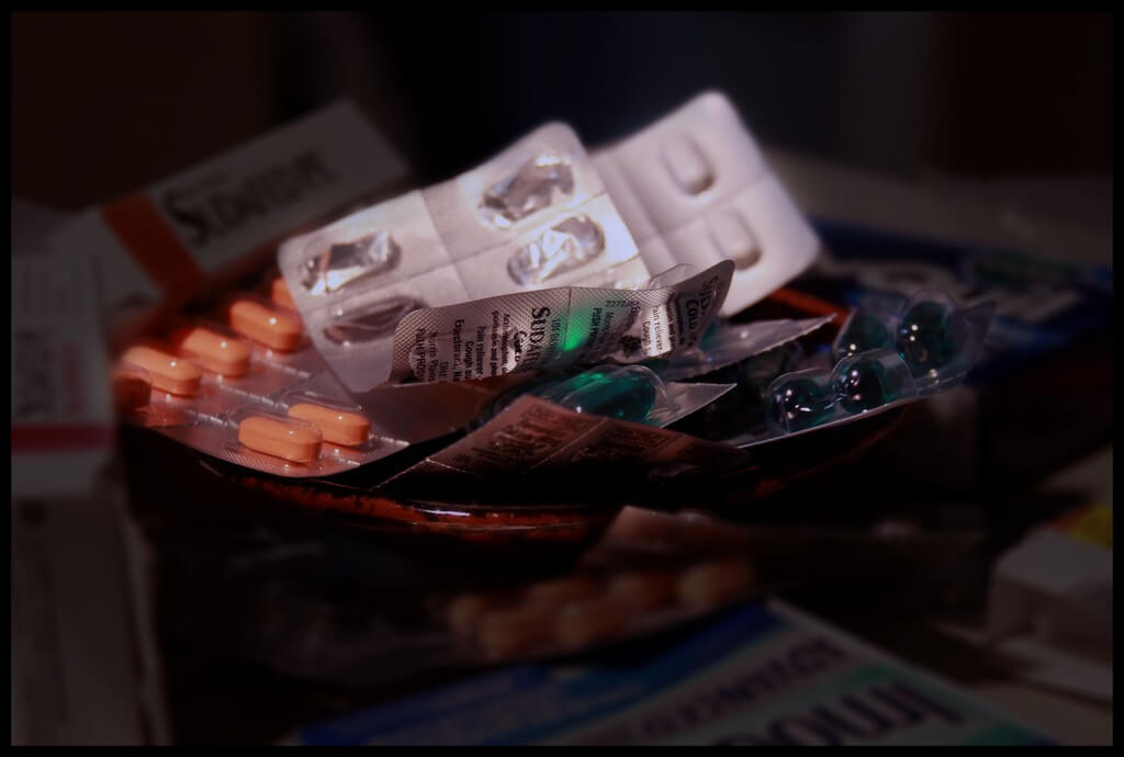אחת ההשלכות של השימוש הגובר בתרופות היא הצטברות הולכת וגדלה של תרופות בבתים. צילום: Eddie Blanck, Flickr